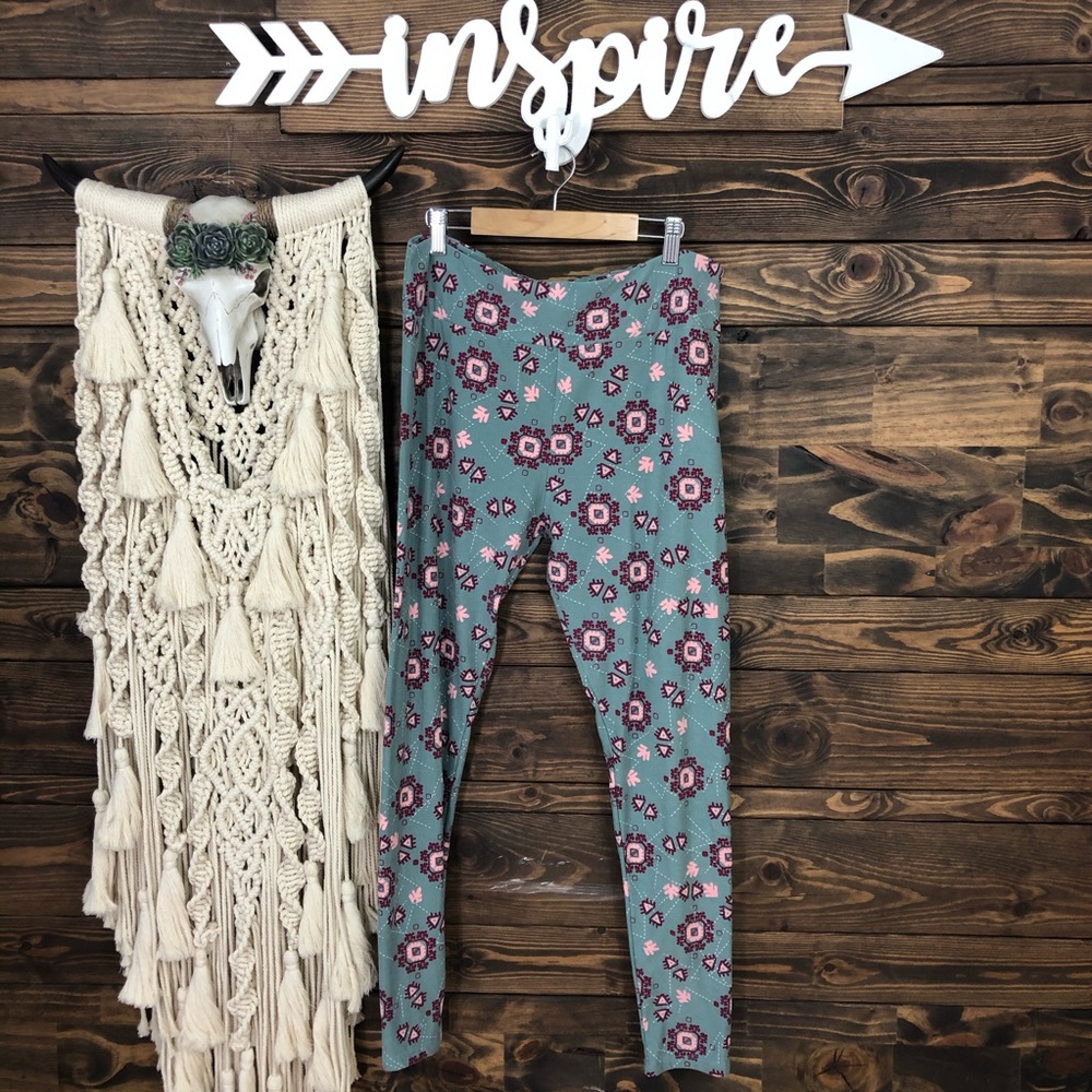 LuLaRoe | Tall and Curvy Patterned Leggings‎